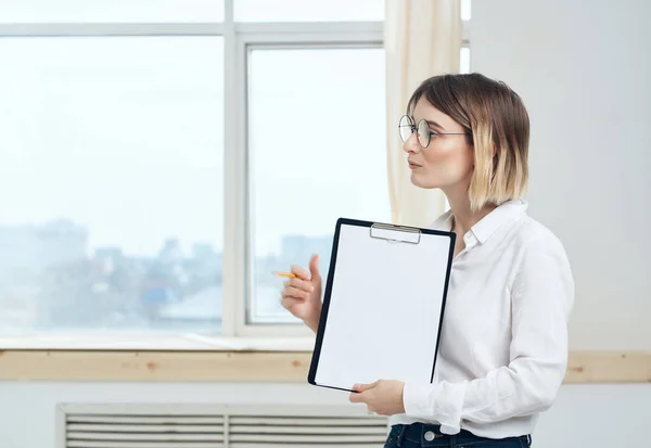 Donna d'affari in ufficio documenti camicia bianca — Foto Stock