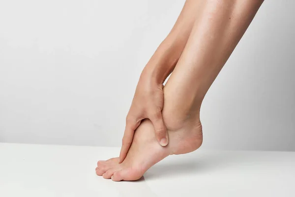 Masaje de pierna femenina dolor articular lesión de primer plano —  Fotos de Stock