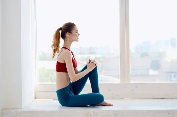 Mujer Haciendo Ejercicio Cerca Ventana Yoga Meditación Foto Alta Calidad — Foto de Stock