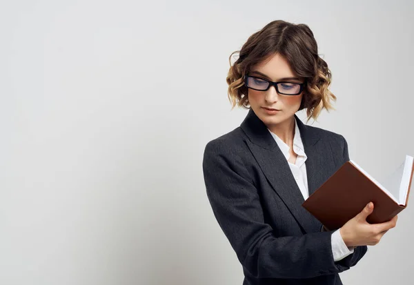 Donna in giacca e cravatta con un libro in mano ufficio esecutivo — Foto Stock