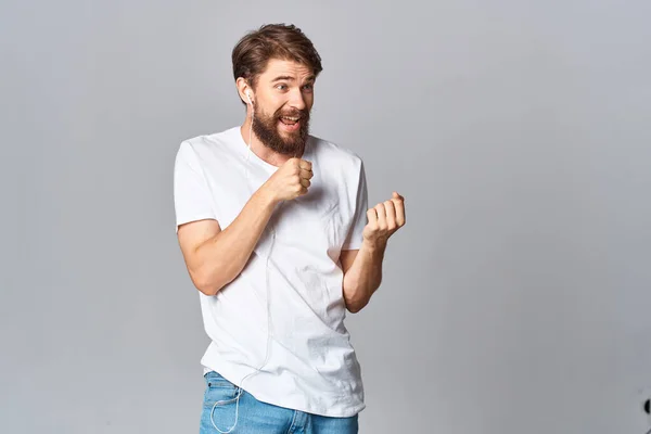 Бородатий чоловік у білій футболці жестикулює руками емоційний розважальний спосіб життя — стокове фото