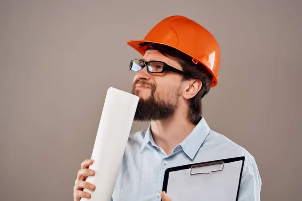 Surpreendido homem documentos na mão e desenhos de sucesso isolado fundo — Fotografia de Stock