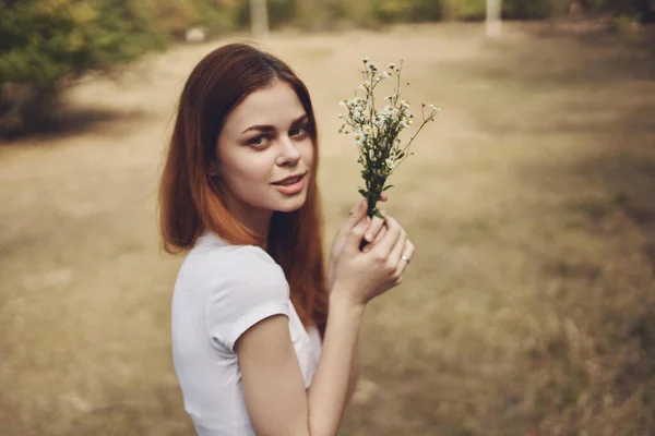 Frau Auf Dem Feld Über Die Natur — Stockfoto