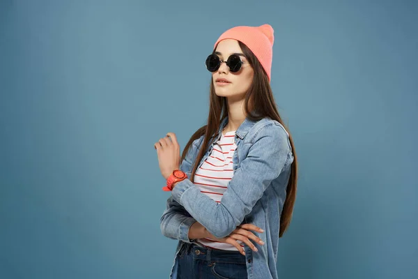 Mujer usando gafas de sol rosa sombrero ropa de moda de cerca — Foto de Stock