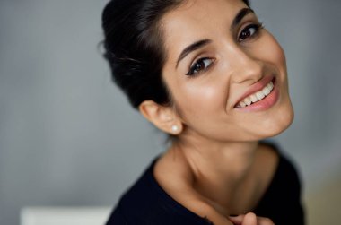 Siyah gece elbisesi makyajlı çekici esmer.