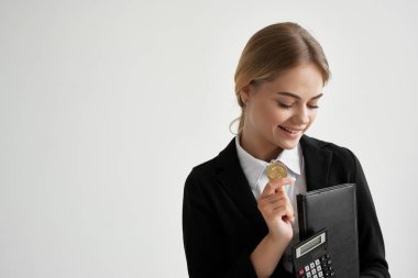 İş kadını mali kripto para birimi Bitcoin teknolojisi