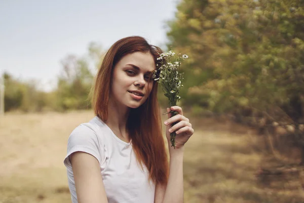 Vacker Kvinna Med Blommor Sommaren Högkvalitativt Foto — Stockfoto