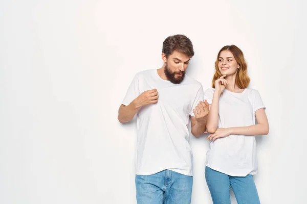 Man och kvinna bär vita t-shirts mode studio design casual wear — Stockfoto