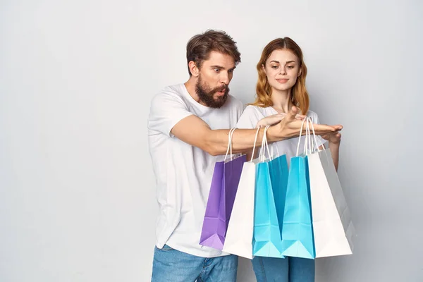 Mladý pár s taškami v ruce nákupy prodej zábava — Stock fotografie