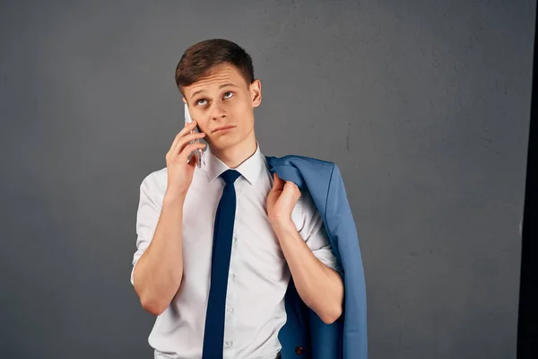 Business man with a jacket on his shoulder talking on the phone office manager — Stock Photo, Image