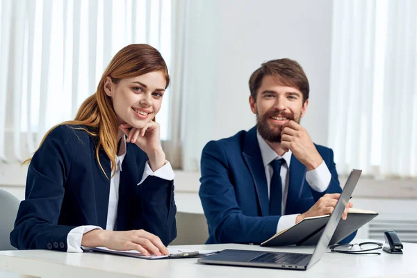 Geschäftsmann und Frau reden am Tisch vor Laptop-Bürotechnik — Stockfoto