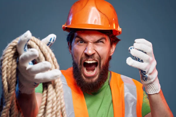 身穿防护服的男性建筑工人大喊 高质量的照片 — 图库照片