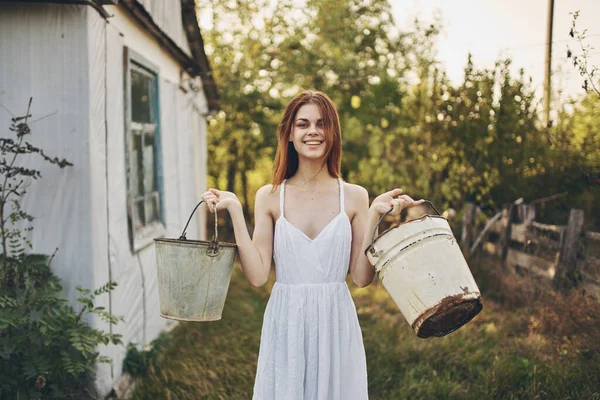 Köydeki Beyaz Elbiseli Kadın — Stok fotoğraf