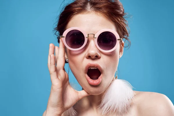 Donna Emotiva Indossa Occhiali Sole Soffici Orecchini Posa Sfondo Blu — Foto Stock