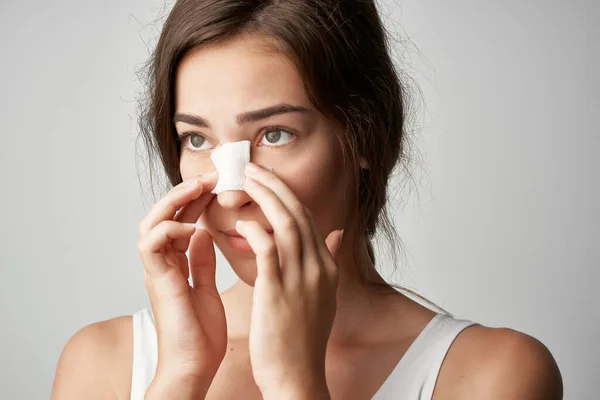 Frau mit beschädigter Nase Behandlung Gesundheit Medizin — Stockfoto