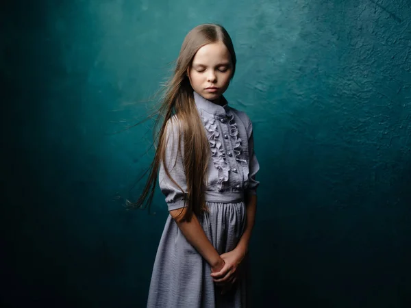 Menina em vestido cinza Estúdio emoções descontentamento depressão — Fotografia de Stock