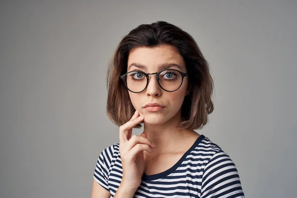 Hübsche Blonde Frau Mit Glasperlenspiel Hochwertiges Foto — Stockfoto