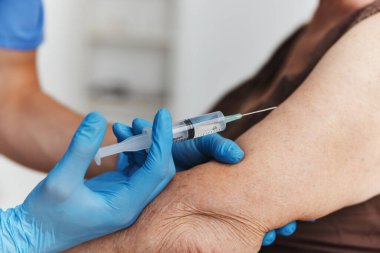 Doktor bir kadına el yapımı kovid 19 aşı pasaportu veriyor.