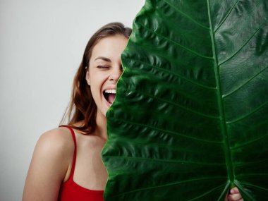 Neşeli kadın yüzünü palmiye yaprağıyla örttü. 