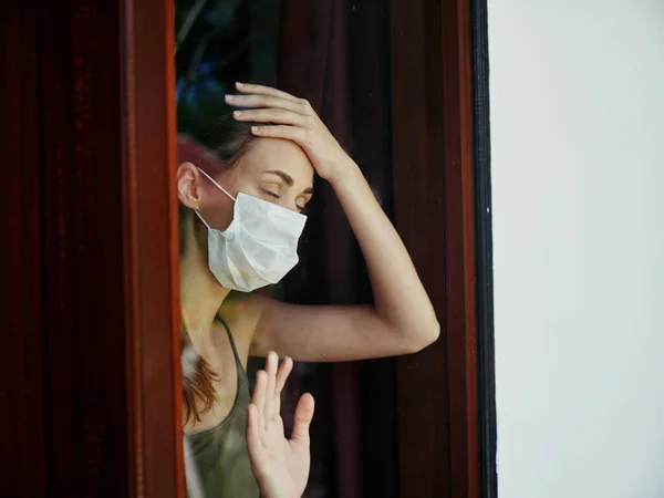 Mujer Máscara Médica Toma Mano Frente Cuarentena — Foto de Stock