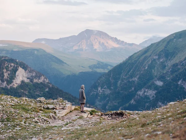 Mujer Las Montañas Paisaje Viajes —  Fotos de Stock