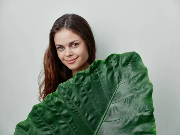 Mujer Sonriente Con Hoja Palma Verde Sobre Fondo Claro Foto — Foto de Stock