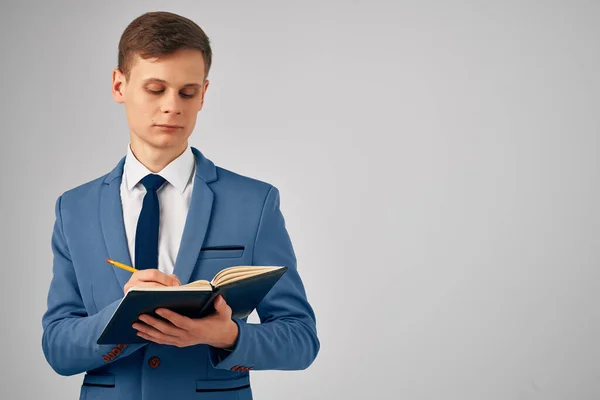 Manager im Anzug Büro Arbeitsunterlagen — Stockfoto