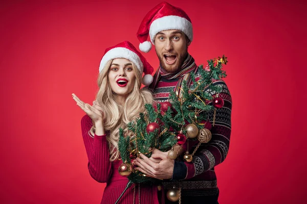 Χαρούμενος άνδρας και γυναίκα Χριστουγεννιάτικο δέντρο διακόσμηση παιχνίδια ρομαντισμός — Φωτογραφία Αρχείου