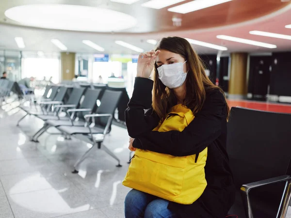 Mujer Aeropuerto Con Máscara Médica Esperando — Foto de Stock