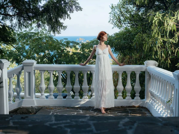 Hübsche Frau in weißem Kleid im Park griechische Dekorationsprinzessin — Stockfoto