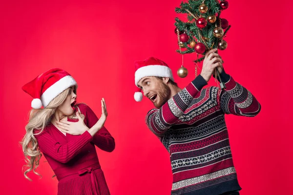 Fröhlich junges Paar Weihnachtsdekoration Urlaub Lebensstil — Stockfoto