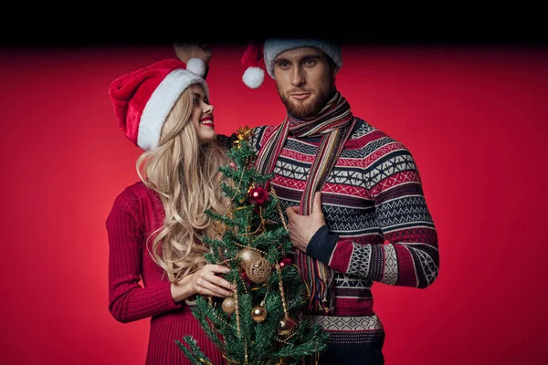 Fröhlich Mann und Frau Weihnachtsbaumschmuck Spielzeug Romantik — Stockfoto