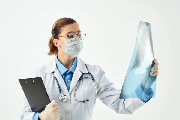 Kvinnlig läkare i vit rock medicinsk mask röntgenundersökning medicin — Stockfoto