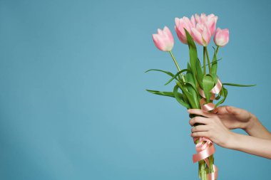 Bir buket güzel çiçek, el süslemesi hediye romantizmi.