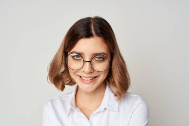 Gözlüklü beyaz gömlekli bir yönetici girişimci başarısı