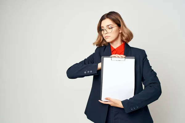 Donna in giacca e cravatta documenti lavoro manager ufficiale — Foto Stock