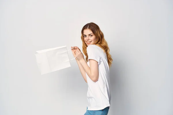 Γυναίκα σε λευκό t-shirt με πακέτα στα χέρια ψυχαγωγία τρόπο ζωής ψώνια — Φωτογραφία Αρχείου