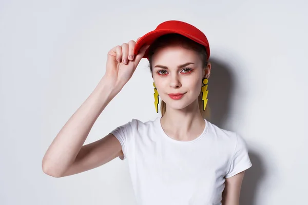 Vidám csinos nő piros sapkában divat fülbevaló ékszerek nyári stílus — Stock Fotó