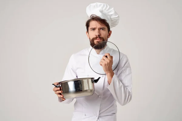 Emocional chef masculino com uma panela em suas mãos insatisfação cozinhar restaurante — Fotografia de Stock