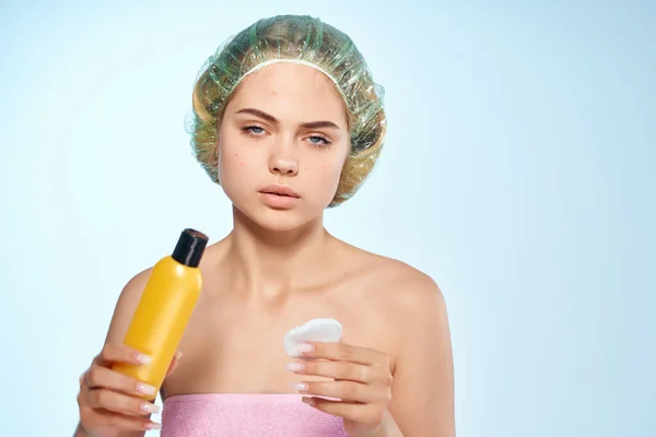 Vrouw met blote schouders herfst hij huidverzorging cosmetologie gezondheid — Stockfoto