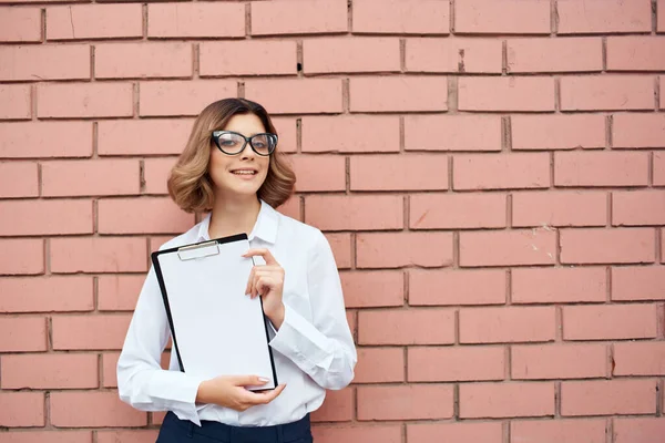 Donna in camicia bianca documenti lavoro professionale — Foto Stock