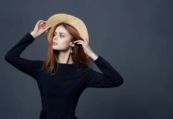 Femme à la mode dans une robe noire avec un chapeau belle coiffure fond foncé — Photo