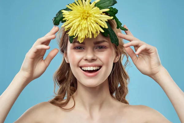 Nő csupasz vállak virágok báj tiszta bőr — Stock Fotó