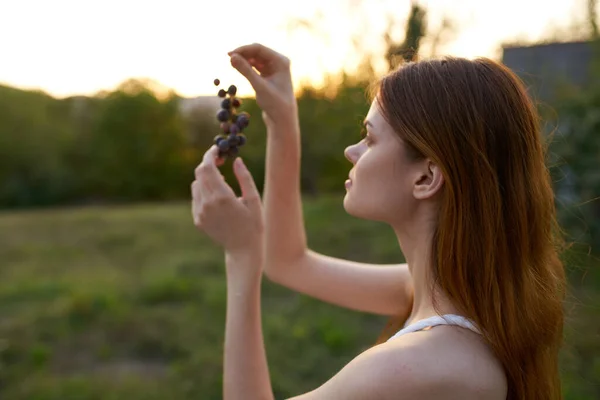 Mujer bonita con racimo de uvas naturaleza aire fresco —  Fotos de Stock