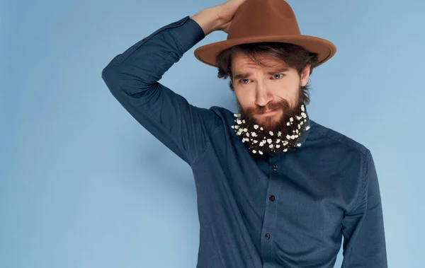 Homem em um chapéu flores em uma cara de camisa de barba de perto — Fotografia de Stock