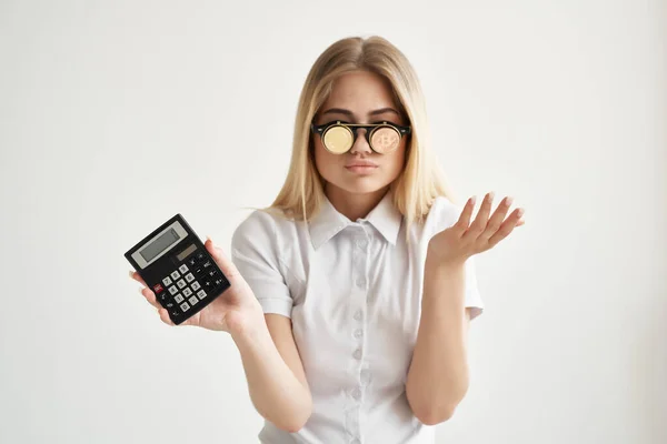 Mulher bonita na calculadora camisa branca economia financeira criptomoeda — Fotografia de Stock