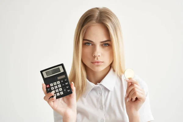 Mulher na calculadora camisa branca moeda de ouro criptomoeda — Fotografia de Stock