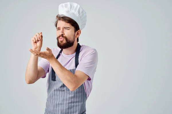 Man i kockar enhetliga känslor hand gester professionellt ljus bakgrund — Stockfoto