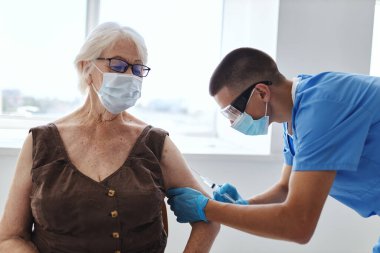 Doktor hasta aşısına enjeksiyon yapıyor sağlık pasaport dokunulmazlığı