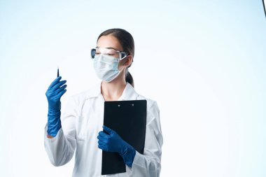 Beyaz önlüklü kadın doktor tıbbi maske laboratuarı